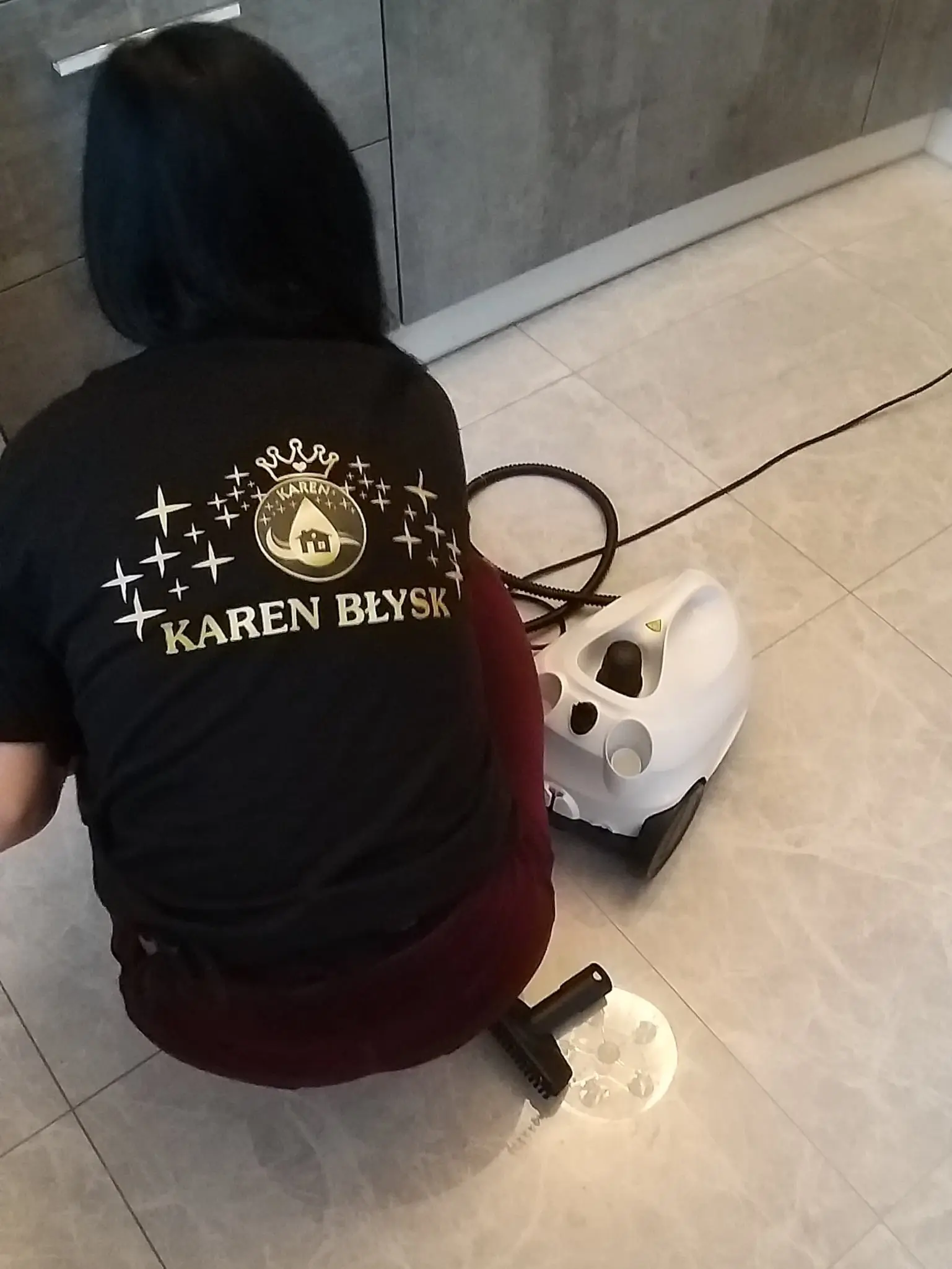 Sprzątaczka myjąca podłogę i fugi – skuteczne czyszczenie fug w łazience i kuchni